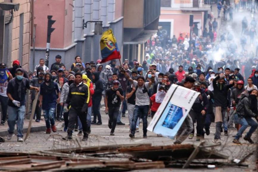 Escenario de fuertes disturbios fue la emblemática plaza de Santo Domingo, a unos cientos de metros de la presidencia y de la que la Policía debió retirarse ante el insistente avance de los manifestantes.