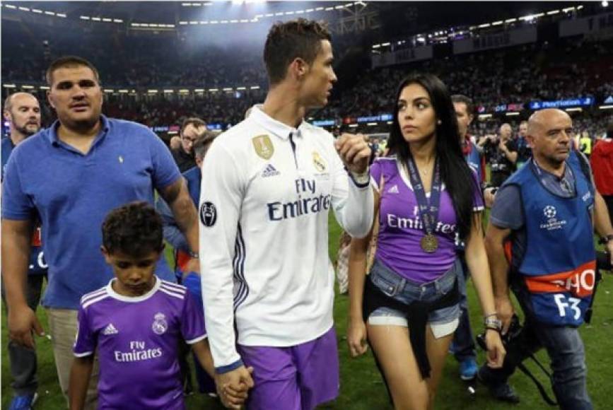 Cristiano ROnaldo le dio la medalla de campeón a Georgina Rodríguez.