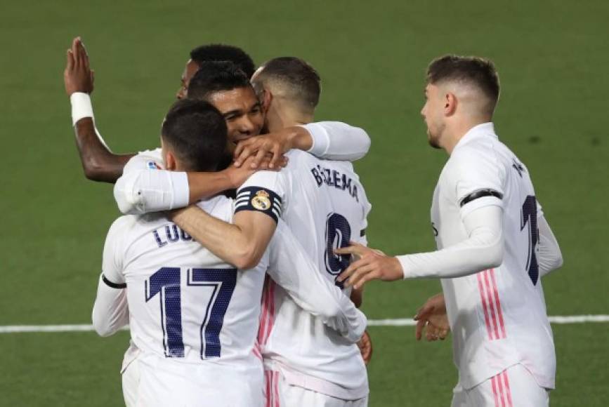 Los jugadores del Real Madrid festejando el golazo de Benzema.