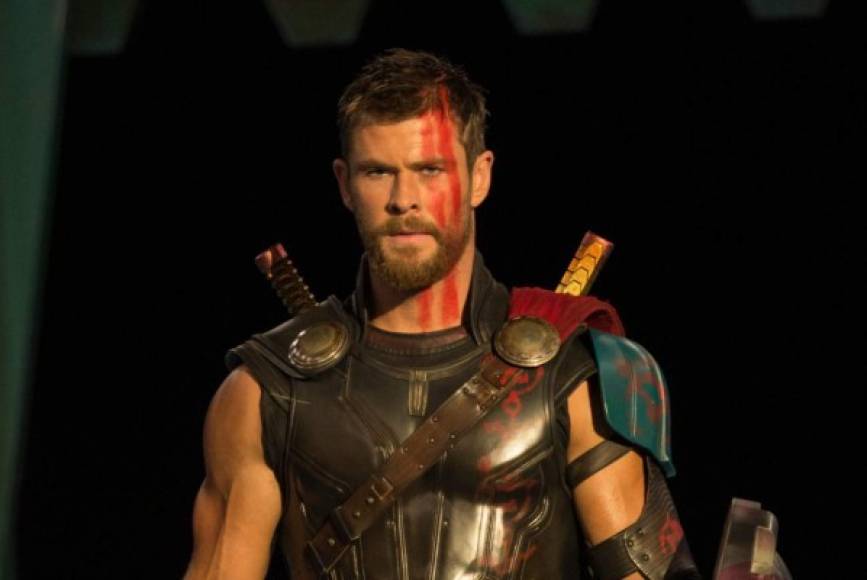 En el trailer publicado en los últimos meses se alcanza a ver como Thor intenta intimidar a la Capitana Marvel con su martillo pero esta ni se inmuta.