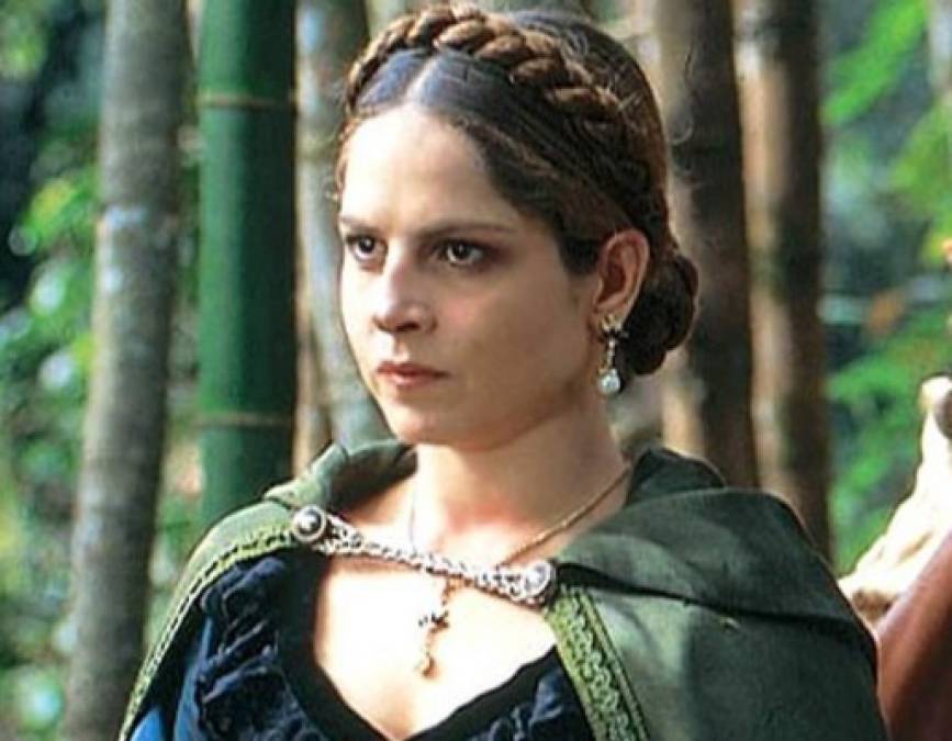 El personaje de Violante Cabral fue personificado por la actriz Adriana Moraes Rego Reis mejor conocida como Drica Moraes.