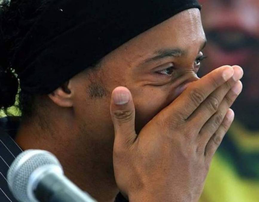 El astro brasileño Ronaldinho Gaúcho, se encontraría en una delicada situación económica, luego de que la Fiscalía Brasileña interviniera las cuentas bancarias en su país y de un incidente en el que la justicia brasileña confiscó su pasaporte por el impago de una deuda.