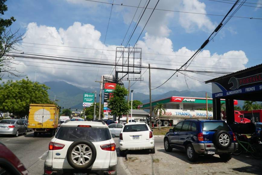 Ante esta situación los centros de abastecimiento de combustible en las principales ciudades del país como San Pedro Sula y Tegucigalpa se encuentran repletos de vehículos aque esperan llenar sus tanques. 