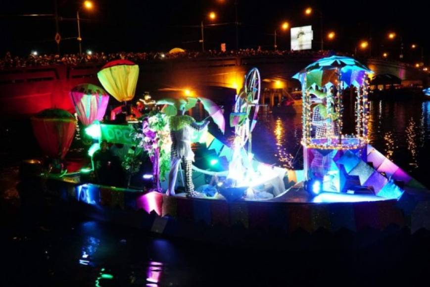 Un total de 13 góndolas iluminadas en diferentes colores fue la principal atracción de la noche.