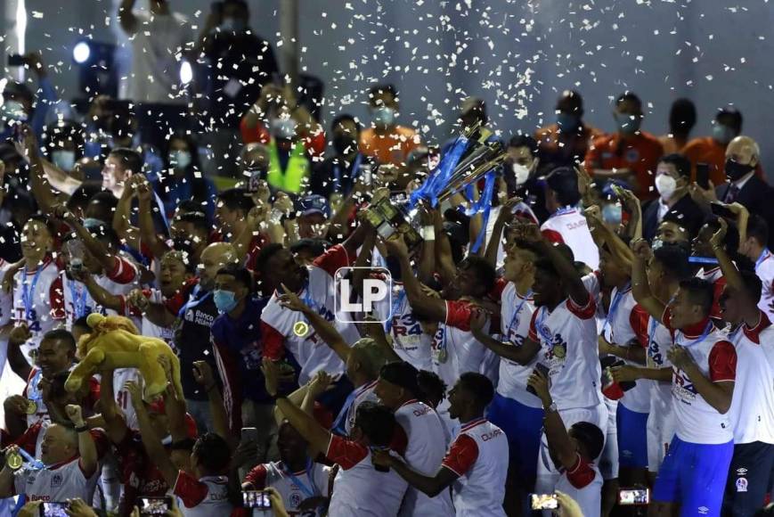 Los jugadores del Olimpia celebrando con el trofeo de campeones del Torneo Apertura 2021.