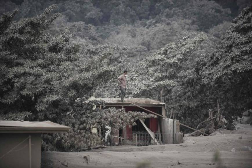 Casas, vehículos y animales domésticos quedaron soterrados entre los escombros que descendieron del coloso, de 3,763 metros sobre el nivel del mar, el más activo de los 32 que tiene Guatemala.