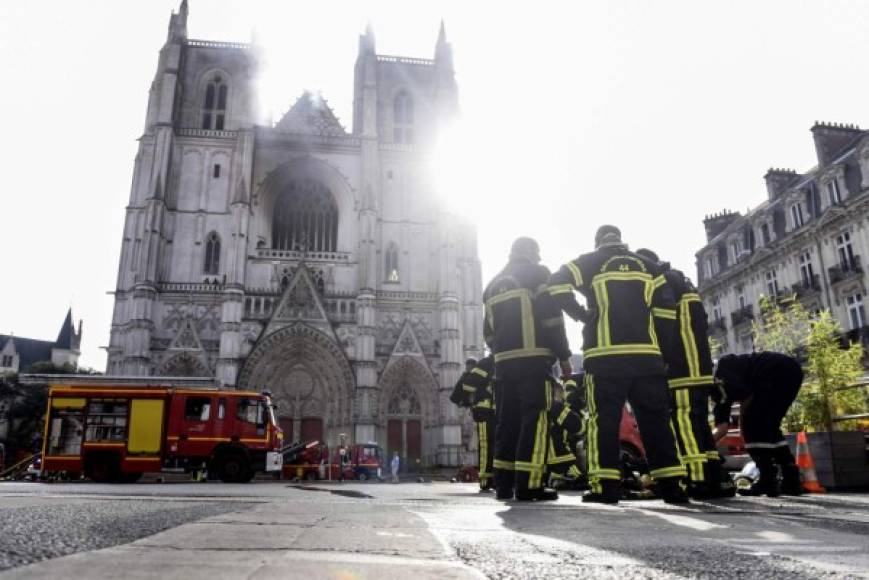 Un año después de que Notre Dame de París fuera parcialmente destrozada por las llamas, un incendio, que pudo haber sido intencional, causó importantes daños en la catedral gótica del siglo XVI de Nantes, al oeste de Francia. AFP
