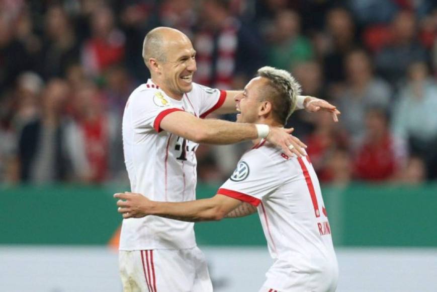 El Bayern Múnich ha hecho oficial, a través de su cuenta de Twitter, la renovación de los contratos de Arjen Robben y Rafinha por un año más, de modo que ambos quedarán vinculados al club hasta junio de 2019. Foto Twitter Bayern