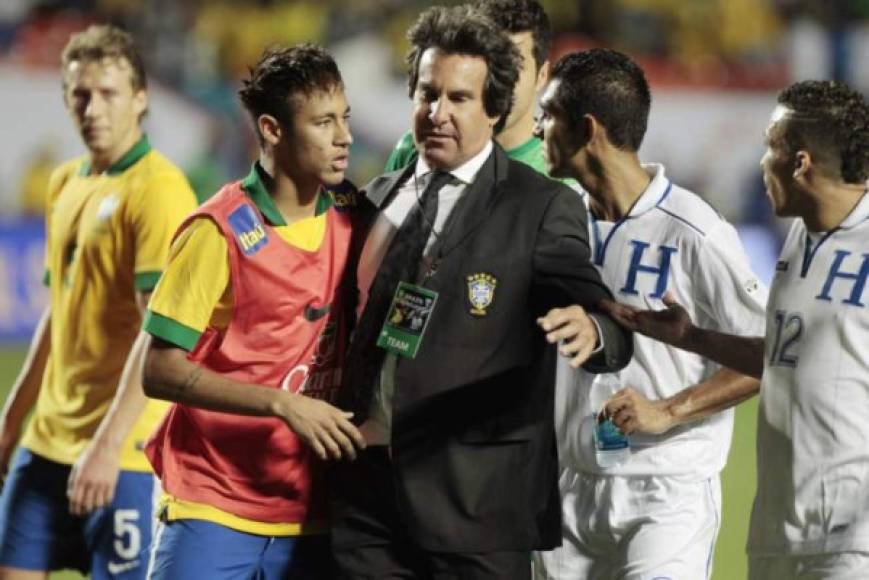 Arnold Peralta: 'Es un jugador al 100% que hace teatro juega para la afición no para su equipo, no se le puede tocar porque el arbitro le aguanta todo. No hay molestias, hay que entender a Neymar, es polémico, ál arbitro siempre lo amaña'.