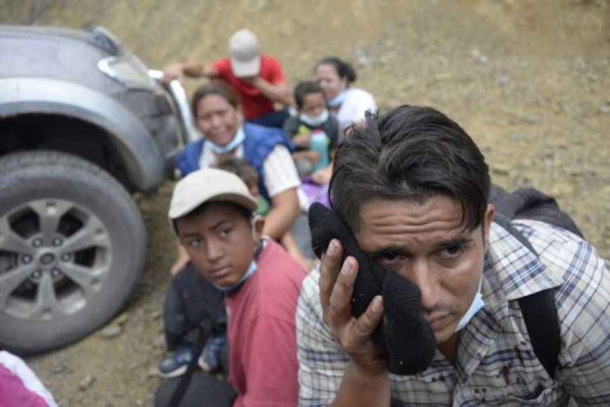 El ambiente ya estaba pesado desde el domingo, cuando los caminantes intentaron avanzar a empujones y fueron reprimidos con gases y aporreados duramente con varas por militares. <br/><br/>'Si tuviéramos pisto (dinero) no estaríamos aquí yéndonos al norte (Estados Unidos). Lo tratan como perros a uno, no tiene que ser así', reclamó otra señora, que llevaba a dos niñas, una tomada de cada mano.