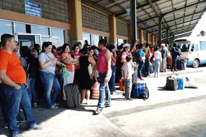 Los viajeros hacen filas para abordar los buses que los llevarían a las diferentes partes del país.