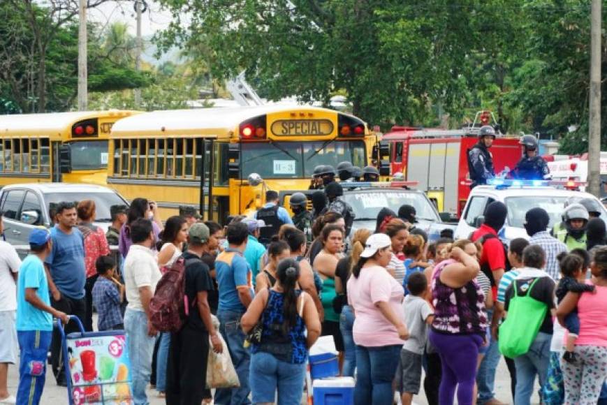 Los familiares de los reclusos llegaron a las inmediaciones del centro penal desde muy temprano.