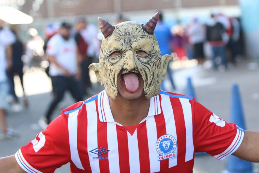 Los enmascarados llegaron al Estadio Nacional para mostrar su apoyo al Olimpia ante Motagua.