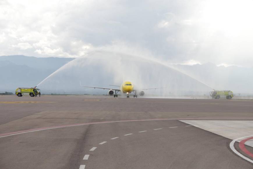 El Airbus A329, designado para operar la conexión, aterrizó a las 3:45 pm a Comayagua, 25 minutos antes de la hora prevista, siendo recibido con el tradicional arco de agua. 