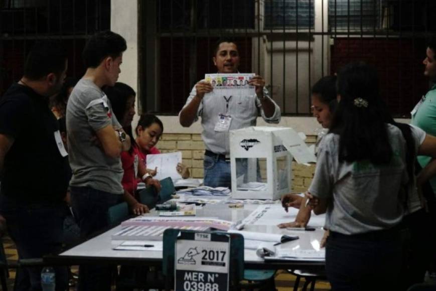 Conteo de votos en San Pedro Sula.