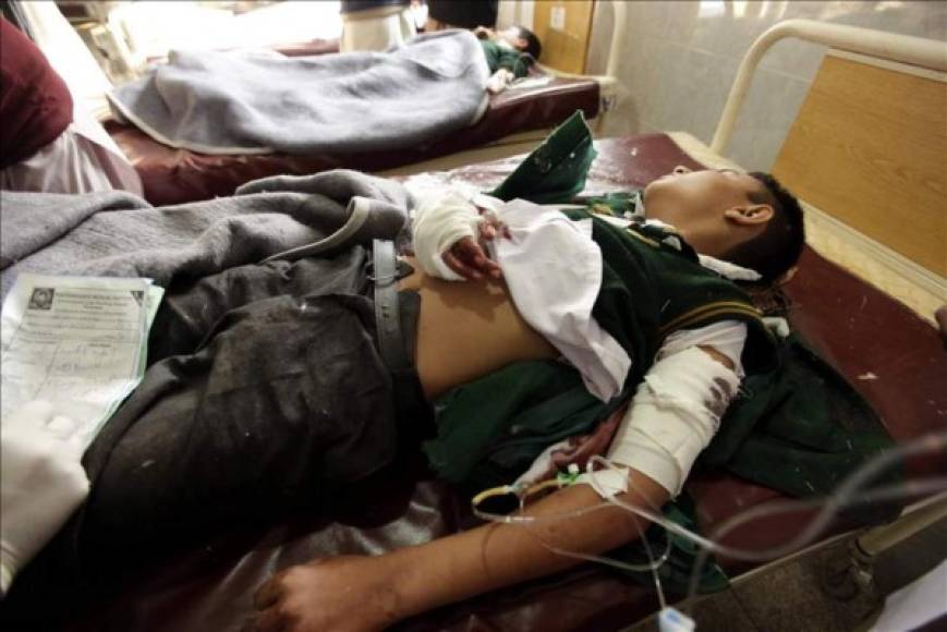 La operación de rescate del Ejército paquistaní continúa en la escuela, donde los menores fueron ejecutados de un tiro en la cabeza.