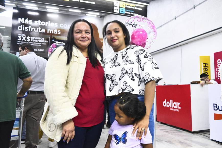 En tanto, Dinora Burgos, originaria de Morazán, Yoro, se reunió con su hija y pudo abrazar por primera vez a su nieta luego de cinco años de residir en España.