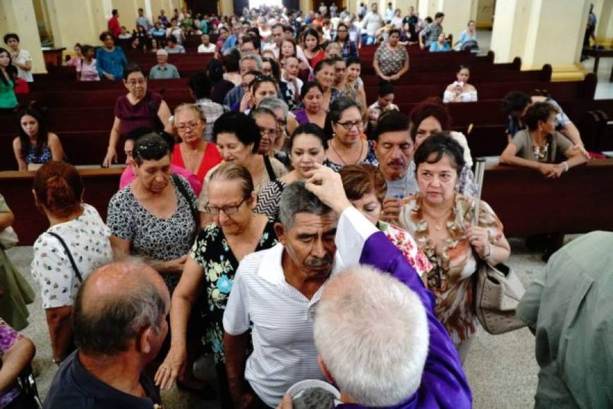 Numerosos católicos se presentaron al templo.