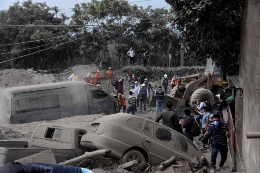 Las autoridades guatemaltecas admitieron que será casi imposible hallar sobrevivientes, debido a la naturaleza de la erupción, que arrasó varios poblados cercanos con una avalancha de lodo y ceniza ardiente.