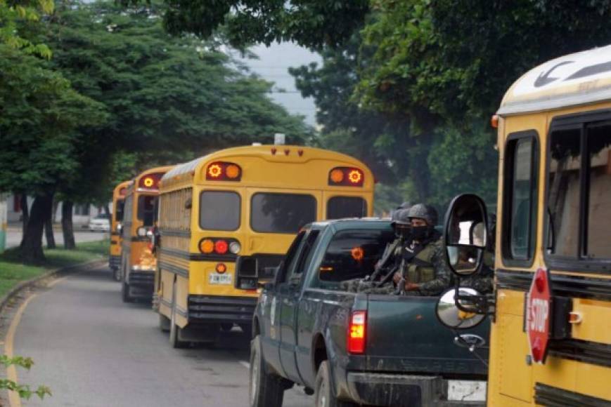 La Policía Militar custodió los buses hasta el centro penal de El Porvenir.