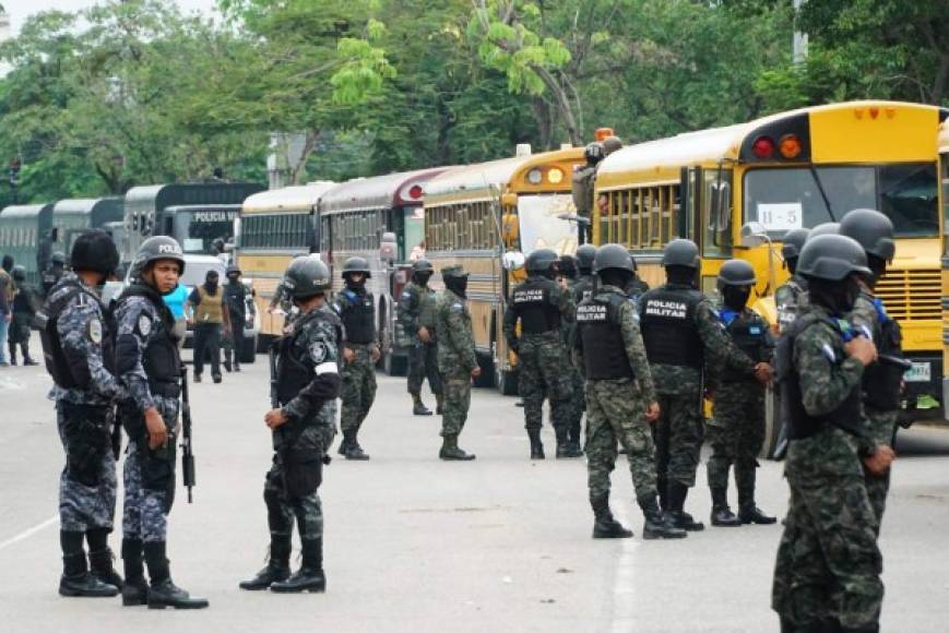 El fuerte contingente militar acordonó el área para evitar posibles fugas.