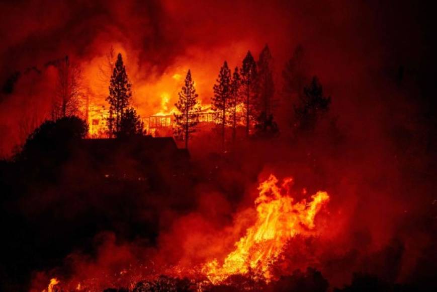 Los gigantescos incendios forestales en California quemaron un récord de más de 800.000 hectáreas informó el Departamento de bomberos de ese estado del oeste de Estados Unidos, mientras las autoridades luchan para rescatar a decenas de personas atrapadas por las llamas.