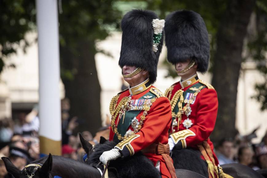 El príncipe Carlos y su hijo, el príncipe William lideraron el desfile militar.
