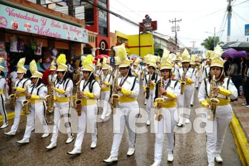 Las bandas de guerra fueron una sensaciones en el Festival de las Flores.