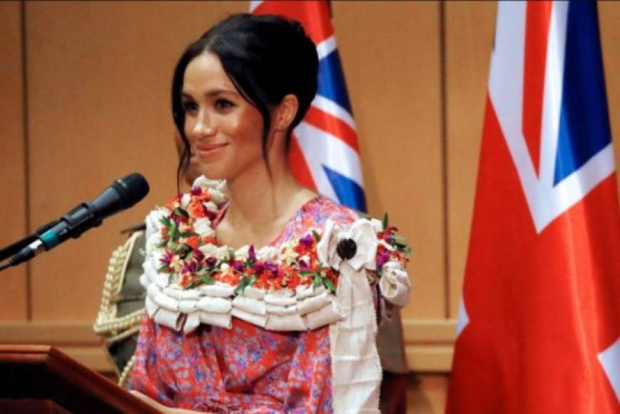 La joven pareja, que ofrece una imagen de modernidad, desenfado y compromiso con causas sociales, ya atrajo a las multitudes durante su primer viaje oficial en octubre por las excolonias británicas del Pacífico.<br/><br/>Meghan, de 37 años, pronunció varios discursos en apoyo al empoderamiento de las mujeres. 'Cuando a las chicas se les dan las herramientas para tener éxito, pueden crear futuros increíbles, no solo para sí mismas, sino para todos quienes las rodean', aseguró en Fiji.<br/>