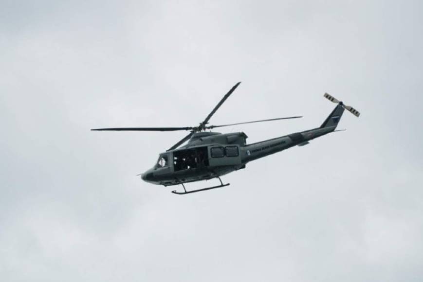 Un helicóptero vigilaba el perímetro desde el aire.