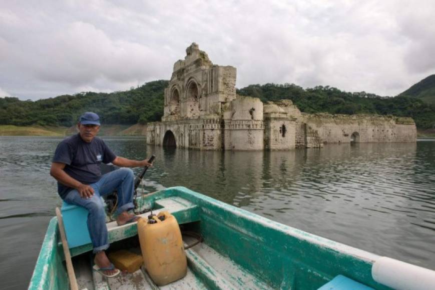 La iglesia, que data del año 1564, dependía del cercano monasterio de Tecpatán. Quedó abandonada entre 1773 y 1776, cuando las pestes asolaron la región.