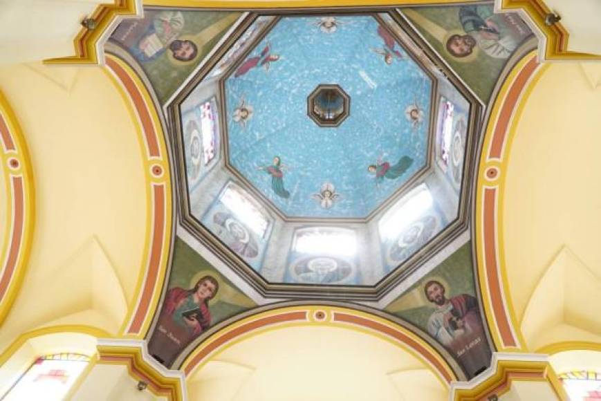Cabe destacar que algunos de los vitrales de la catedral sampedrana, una joya histórica de la ciudad, fueron elaborados por importantes artistas, como J.H. Maumejean.