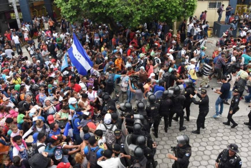 Miles de migrantes hondureños superaron este viernes un bloqueo de policías y militares en la frontera guatemalteca de Tecún Umán y lograron su objetivo de cruzar a México, en su intento por llegar a Estados Unidos. Foto AFP