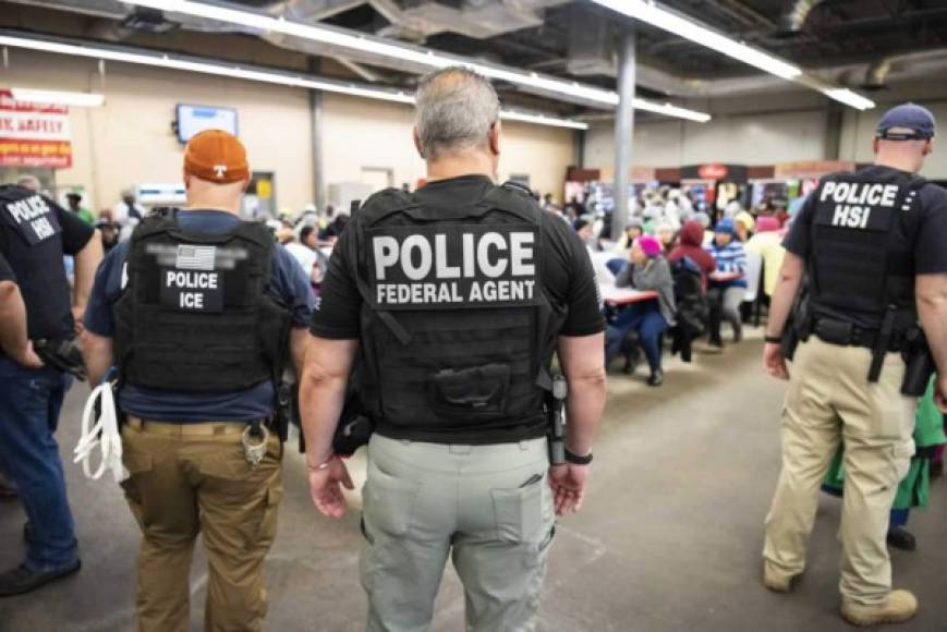 La redadas fueron en siete plantas de procesamiento de alimentos en el sureste de EEUU, como parte de las medidas del presidente Donald Trump contra la migración ilegal.