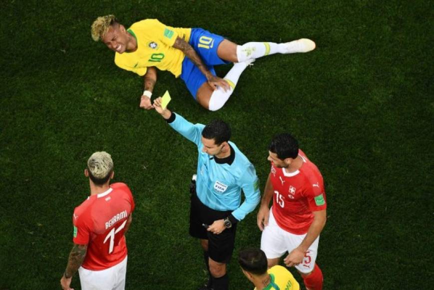 A Neymar se le vio cojear en varias ocasiones.