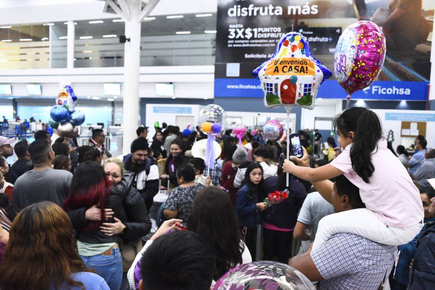Este jueves, decenas de familias esperaban con flores, globos y pancartas a sus seres queridos en la terminal aérea.