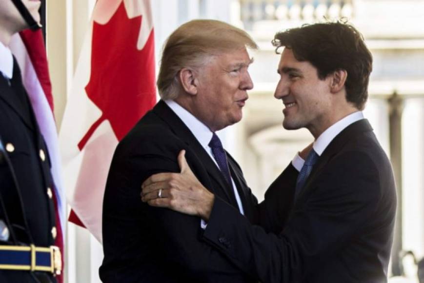 PREPARADO<br/>Consciente del estilo de apretar y halar de Trump, Trudeau estaba preparado y en esta ocasión puso su mano sobre el hombro de Trump para sostenerse y minimizar el zarandeo.