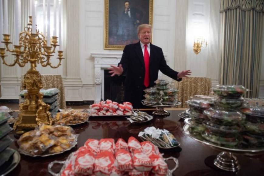 'Sólo cosas buenas, buena comida estadounidense. Y va a ser muy interesante ver al final de la tarde cuánto quedó de ella', agregó el presidente.