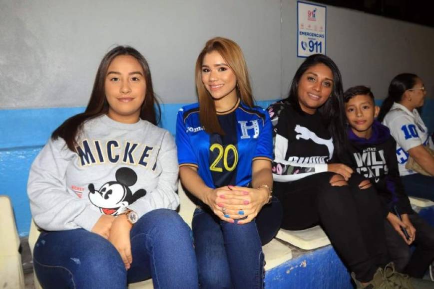 La hermosa Cecilia Landa (con la camisa de Honduras) llegó al estadio Nacional para apoyar a la Bicolor y a su novio, el jugador Deybi Flores.