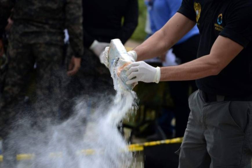 Agentes antinarcóticos y policías militares preparan todo para la incineración de los más de 200 kilos de cocaína incautada en el sur de Honduras en las afueras de Tegucigalpa el 5 de agosto de 2016. AFP