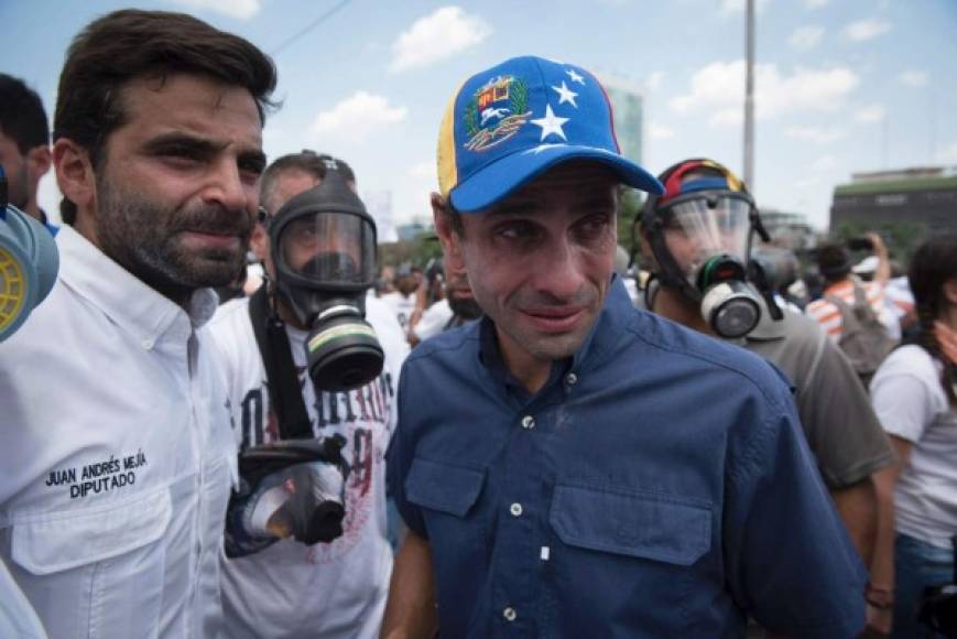 El líder opositor, Henrique Capriles, reacciona a los gases lacrimógenos lanzados contra la marcha que dirigía en Caracas.