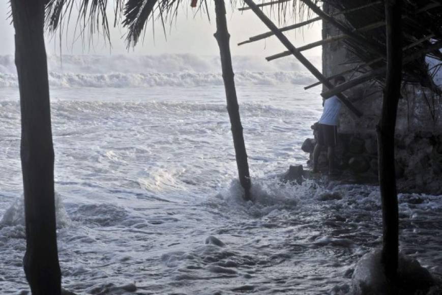 En Guatemala, olas de hasta 3 metros de altura registradas en las últimas 24 horas en la costa del Pacífico causaron daños a 50 viviendas y afectaron a unas 408 personas, de acuerdo con la Coordinadora Nacional para la Reducción de Desastres (Conred).