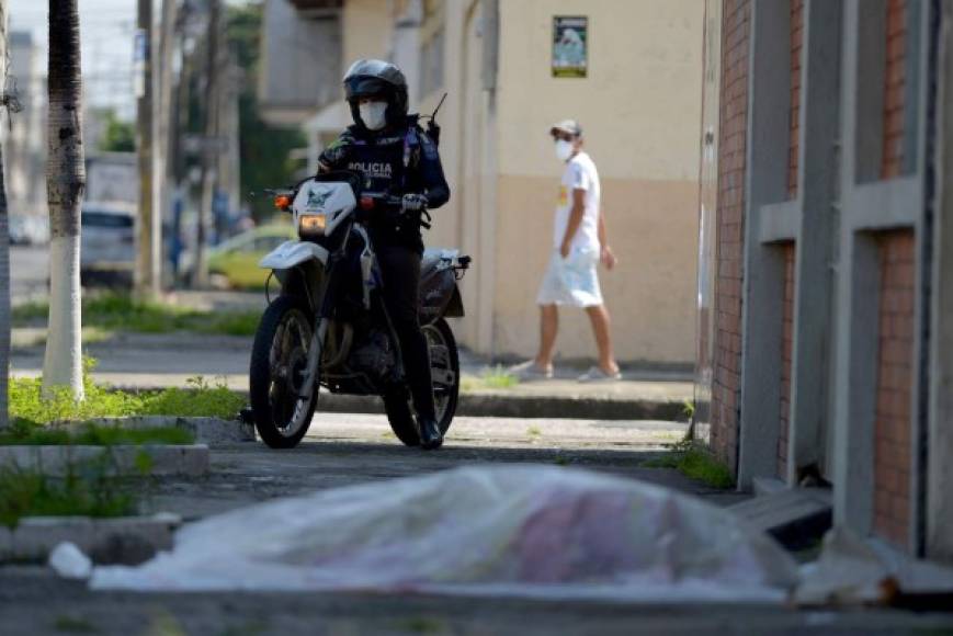 En la última semana, videos colgados en las redes por familiares arrojaron luz sobre la dramática situación que atraviesa Guayaquil, donde fueron dejados en plena calle cadáveres de fallecidos por el COVID-19 u otras causas, por la falta de espacio en las morgues y la lenta capacidad de las autoridades para proceder a los levantamientos.