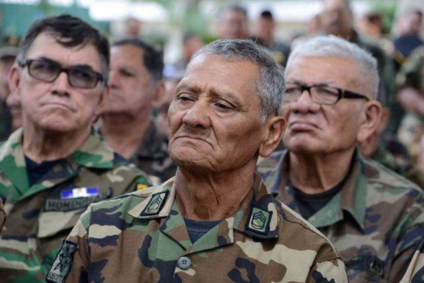 Veteranos de guerra conmemoran en una ceremonia el 47 aniversario de la guerra entre Honduras y El Salvador.