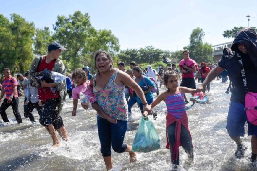 Familias completas con niños pequeños cruzaron el río para intentar ingresar a México tras soportar varias horas de espera bajo un intenso sol en el puente internacional Rodolfo Robles, frontera de Guatemala con México.