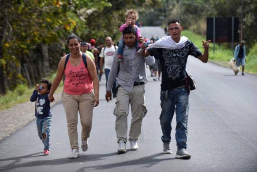 Más de mil personas partieron el miércoles de San Pedro Sula hacia la frontera en Corinto, y otras mil lo hicieron después por Agua Caliente, ambos frontera con Guatemala, con intenciones de entrar a Estados Unidos, en una atrevida aventura por los bloqueos que sufrirán en la travesía.