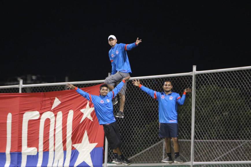 Los seguidores de Olimpia, siempre hacen acto de presencia en los distintos recintos de la Liga Nacional de Honduras. 