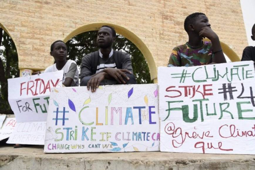 Gente de todos los rincones del planeta se sumaron al movimiento. Este grupo de manifestantes muestran sus pancartas en Thies, Senegal, en Africa Occidental.