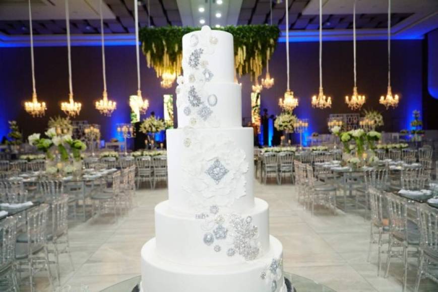 La torta en tonos blanco y plata fue obra de Signatures Cake.