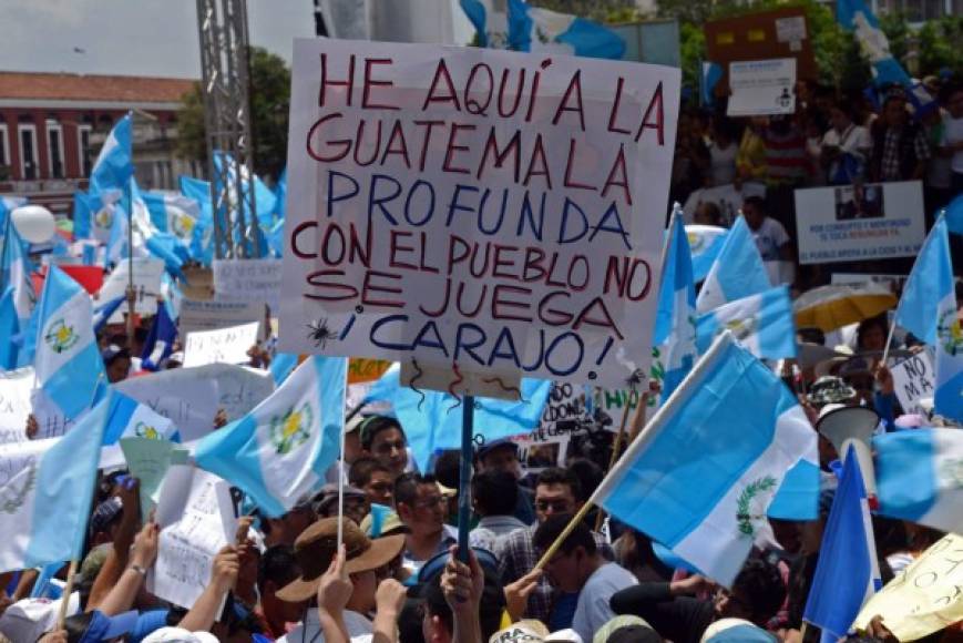 Guatemala enfrenta una crisis política inédita en su historia reciente, desatada por la vinculación del presidente Otto Pérez y su ex vicepresidenta Roxana Baldetti, en prisión preventiva, con una red que orquestó un fraude multimillonario en las aduanas.